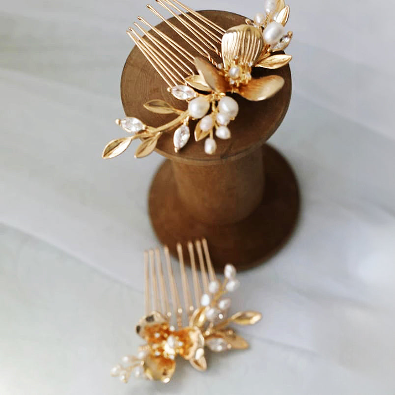 L2308-08 (預訂) 三瓣金花白珠拼閃石髮簪 (2 件套裝) ; Three-petal gold flower hair pins (set of 2)