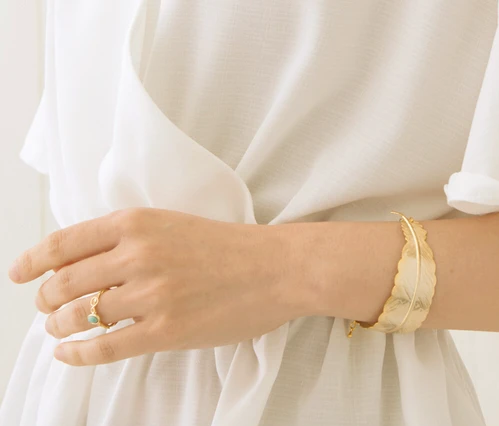 L2211-043 日本製半彎羽毛手鐲 (金色)