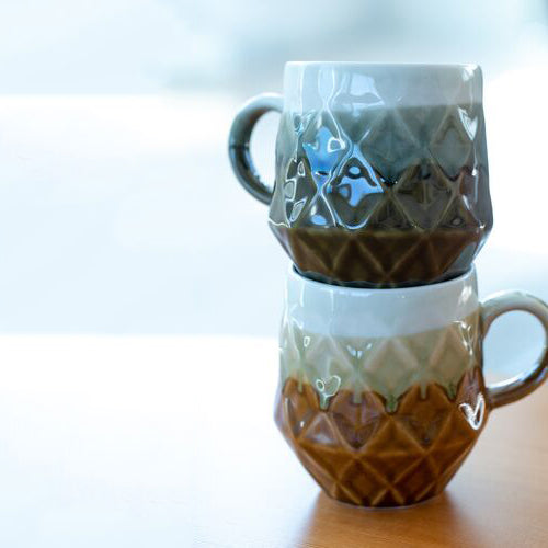 L2211-014 (預訂) 日本製 美濃焼馬克杯 (格子鬆餅圖案) ; (Pre-order) Mino-yaki coffee mug in a waffle pattern